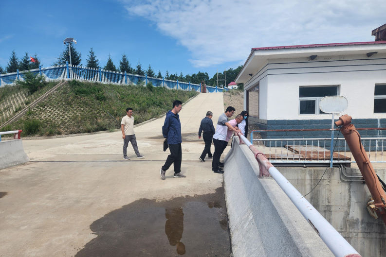 内蒙古水投集团总工程师席世宏一行深入扎兰屯市扬旗山水利枢纽有限责任公司开展安全生产及防汛度汛检查工作