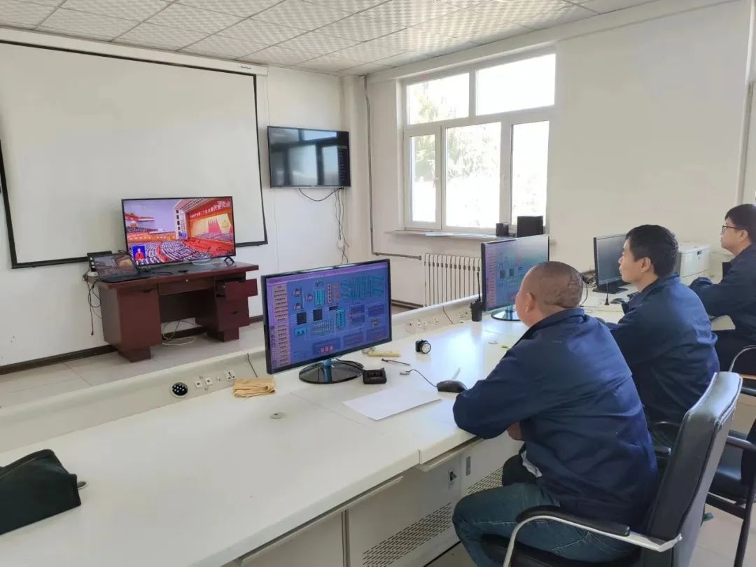 长泰水务有限公司污水厂员工在污水厂中控室收看党的二十大开幕式.jpg