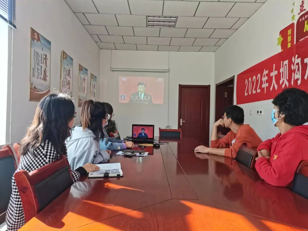 大坝沟水务公司组织全体党员干部职工在供水泵站会议室收看党的二十大开幕式.jpg