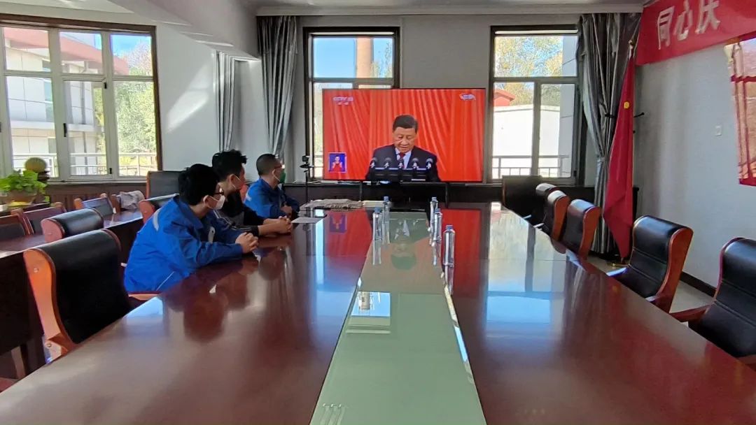 镫口供水公司一线值班人员在会议室收看党的二十大开幕式.jpg